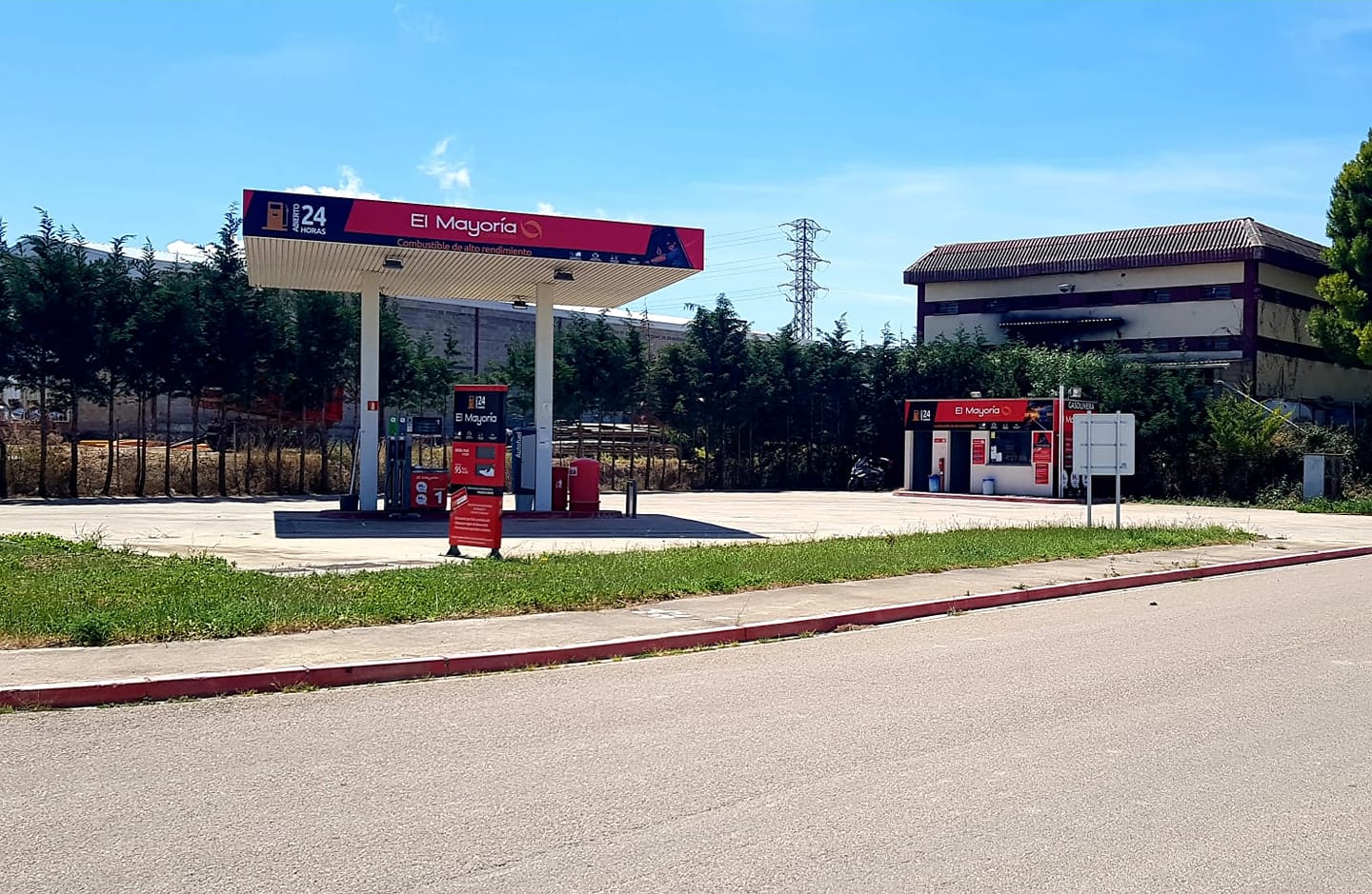 El Mayoría Combustibles S.L. - estación de servicio de día